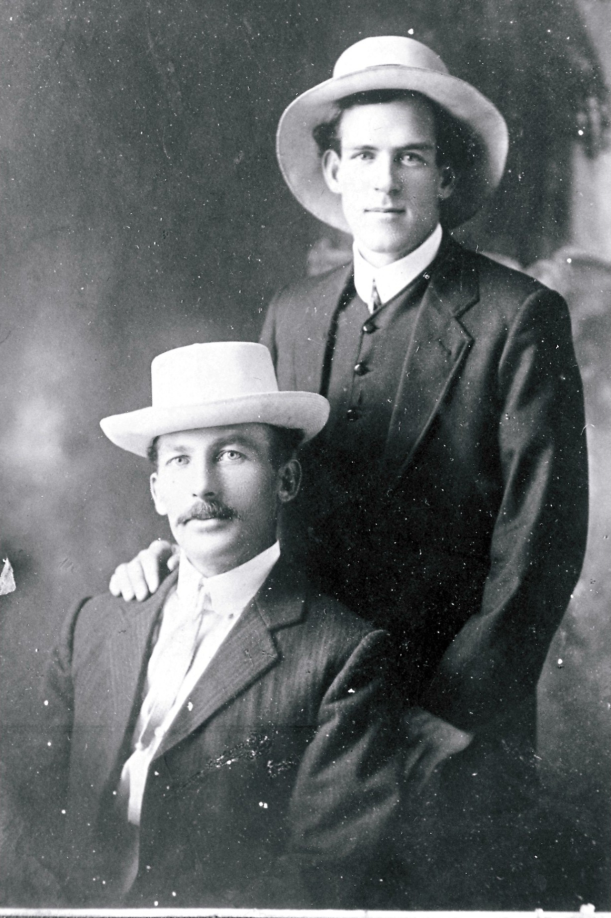 Photo of photos/Andrew McLennan b 1876 & bthr Wm Jnr b 1878 potrait